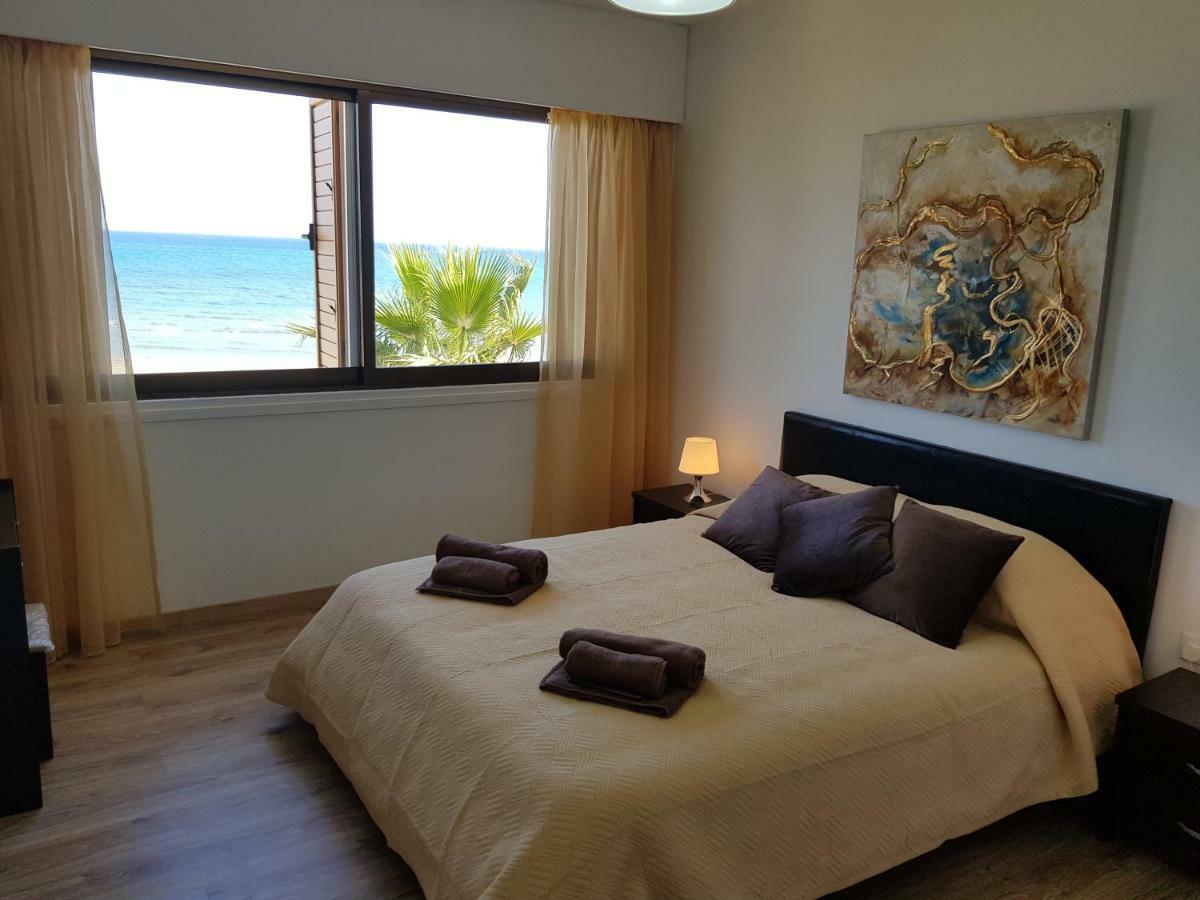 Haig'S Dream Flat On The Beach Larnaca Exterior photo