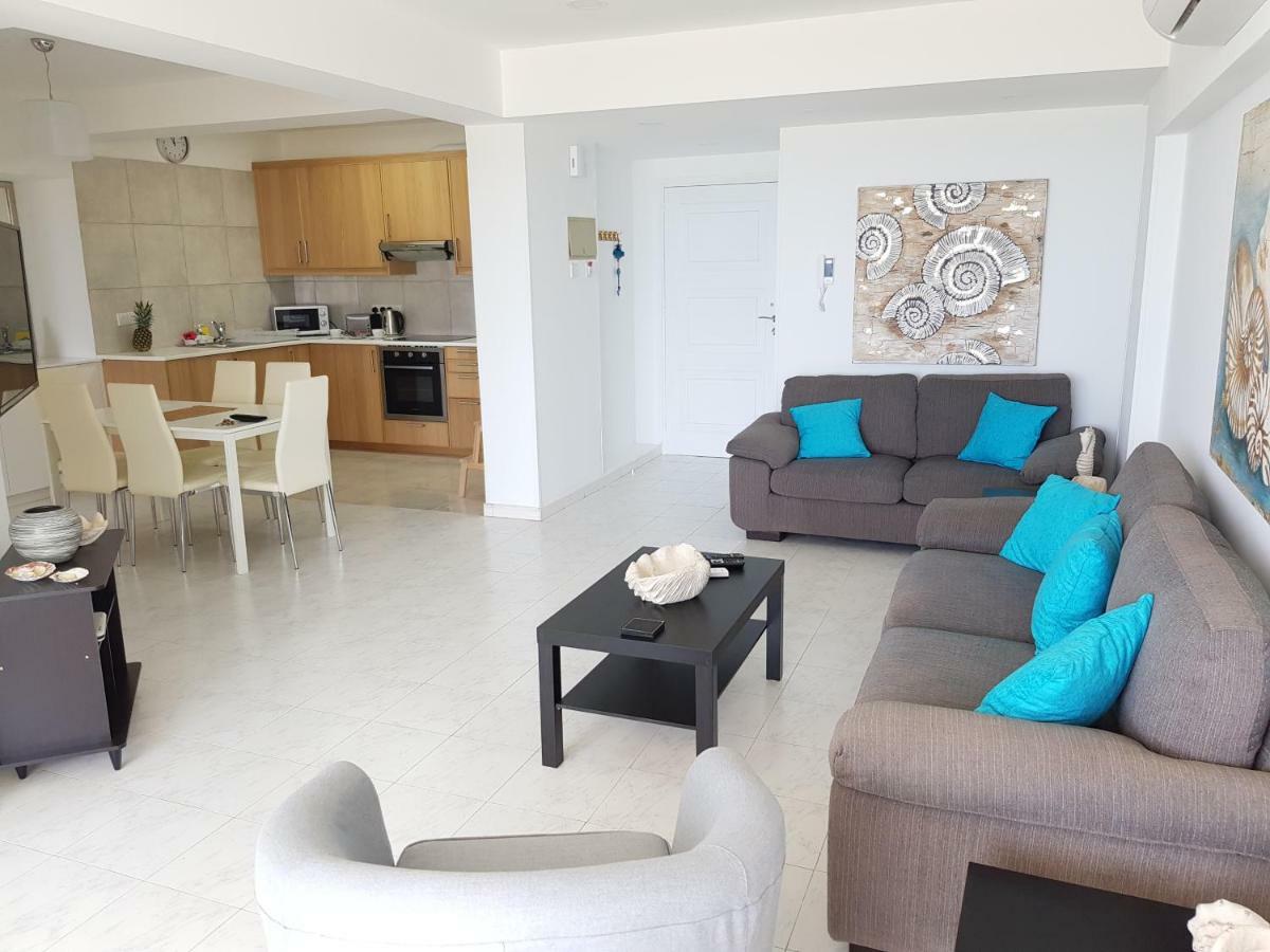 Haig'S Dream Flat On The Beach Larnaca Exterior photo