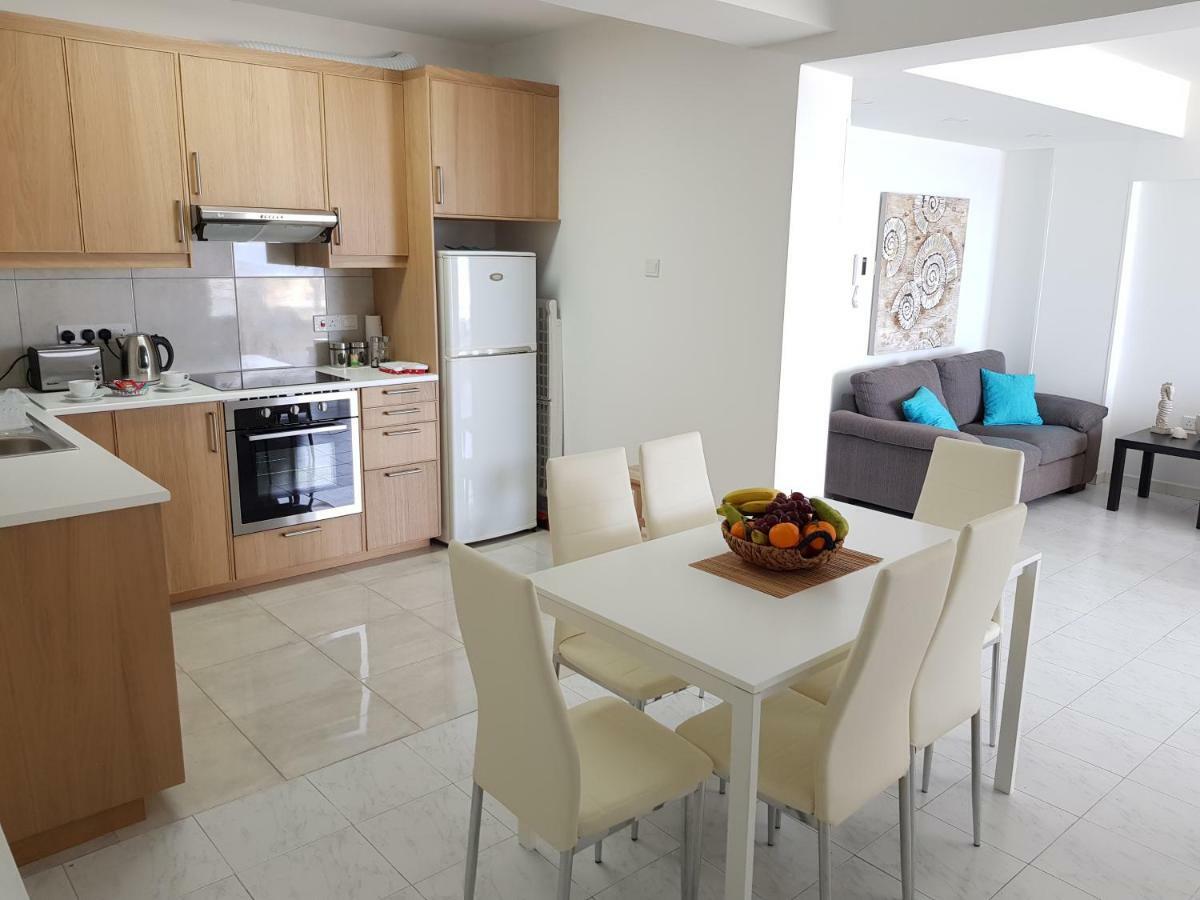 Haig'S Dream Flat On The Beach Larnaca Exterior photo