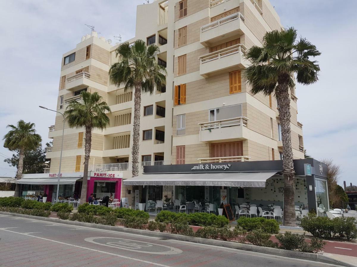Haig'S Dream Flat On The Beach Larnaca Exterior photo