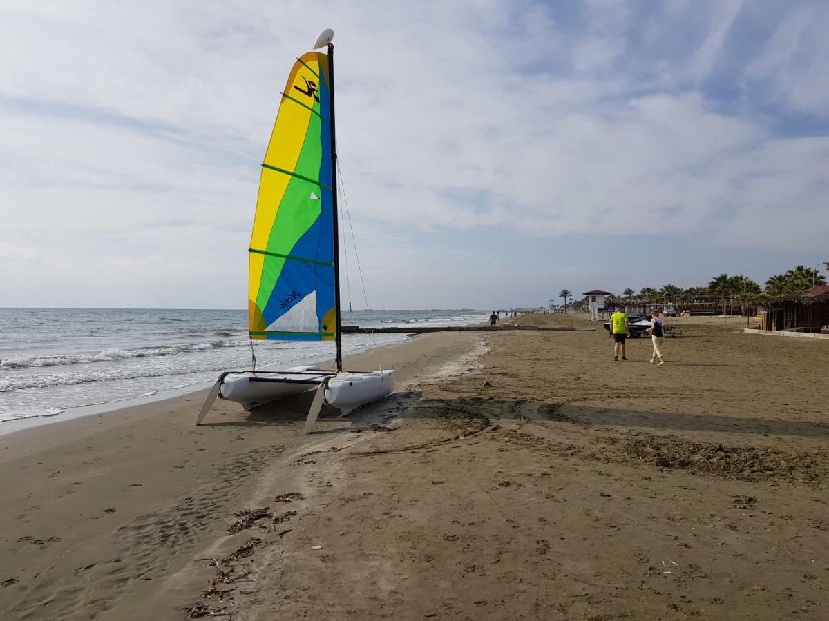 Haig'S Dream Flat On The Beach Larnaca Exterior photo
